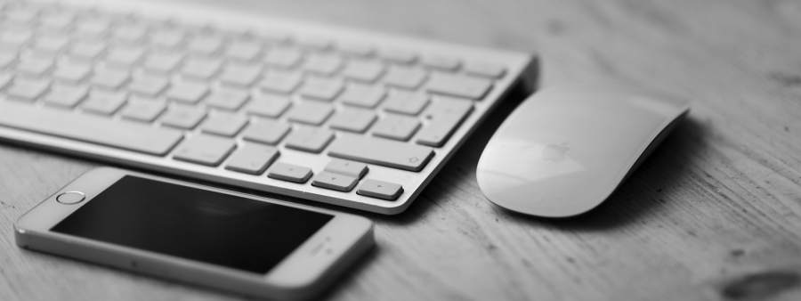 Sinnbild für Navigationsgeräte: Eine Tastatur, eine Maus und ein Smartphone liegen auf einem Tisch.