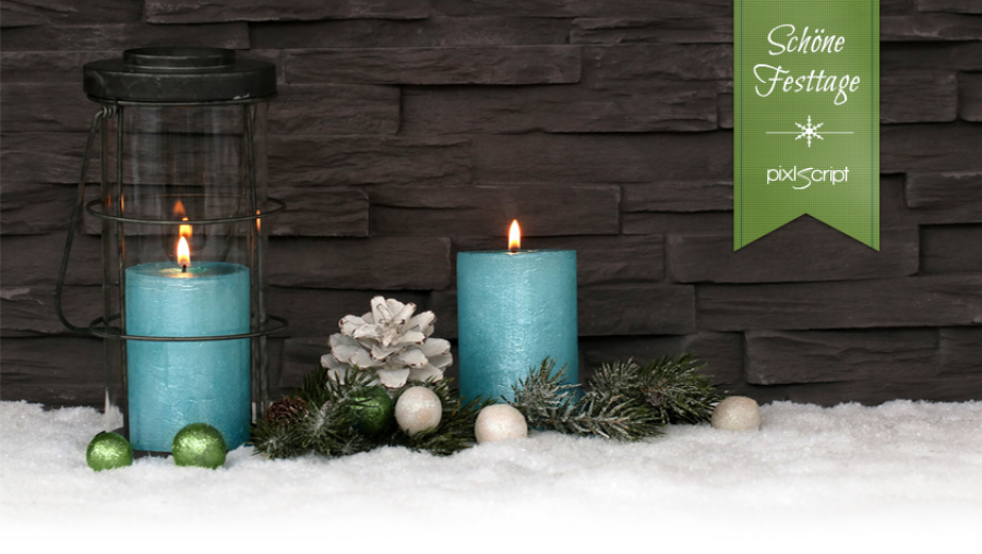 Weihnachtliches Bild mit brennenden Kerzen und einem Weihnachtsgruß von pixlscript