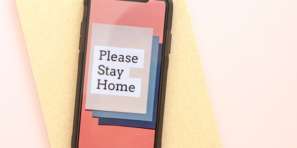 Ein Smartphone mit dem Text Stay at Home