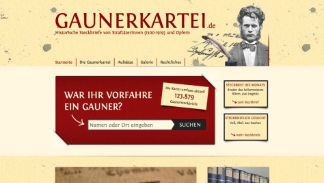 Die Webseite Gaunerkartei.de entführt den Besucher durch ein passendes Webdesign direkt in ein historisches Archiv.