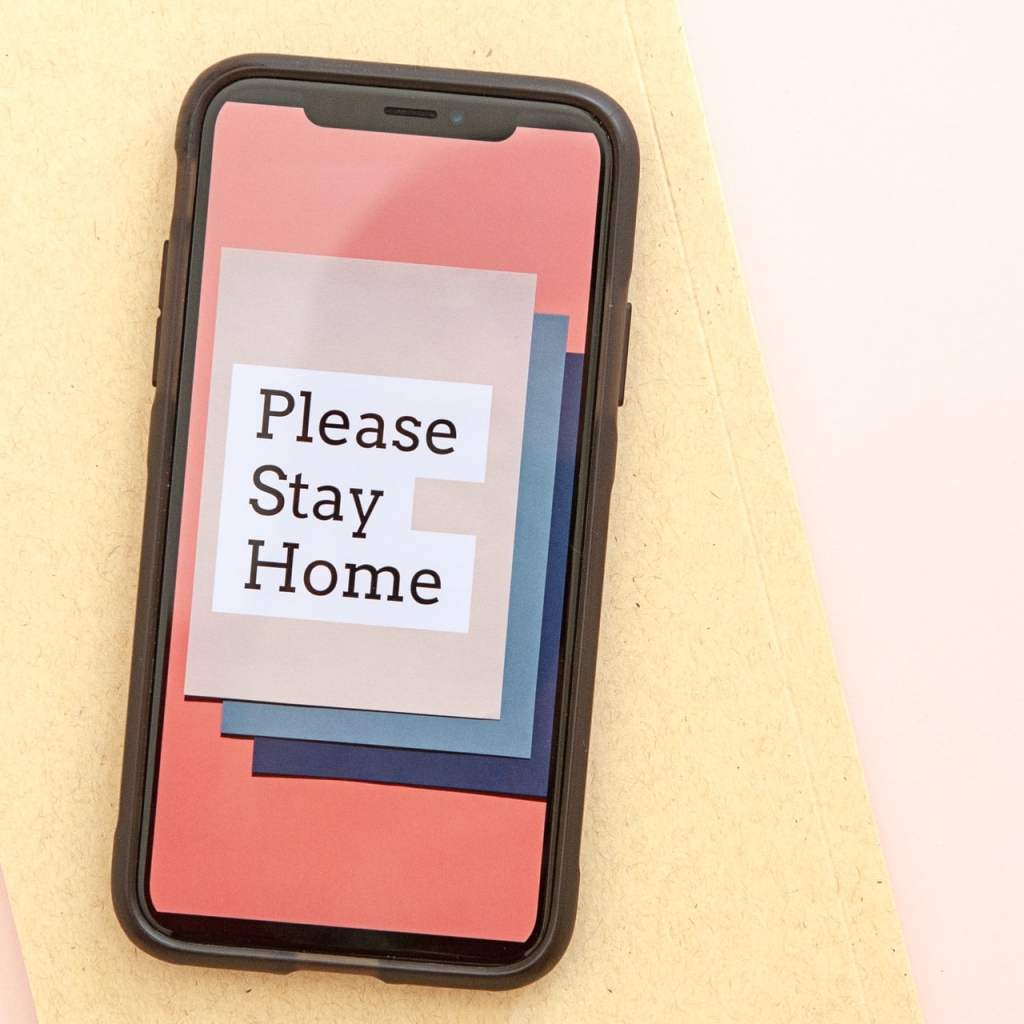 Ein Smartphone mit dem Text Stay at Home