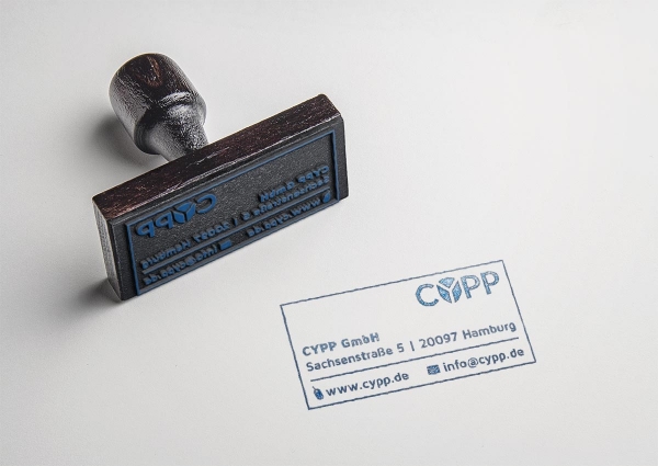 Neben einer schlanken Microsite haben wir für die Hamburger Cyber-Experten von CYPP auch eine erste Geschäftsausstattung mit Logo, Stempel und Visitenkarten entwickelt.