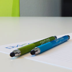 Ein blauer und ein grüner Stift der Internetagentur pixlscript liegen auf einem Tisch.