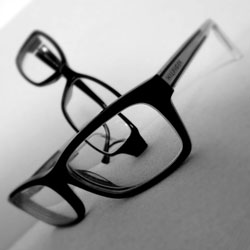 Zwei Brillen liegen nebeneinander: Wir haben den Durchblick für Ihr Webdesign