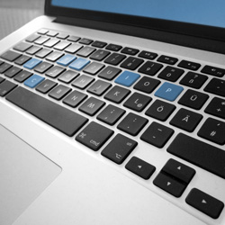Tastatur eines Macbooks, das Wort script ist blau hervorgehoben